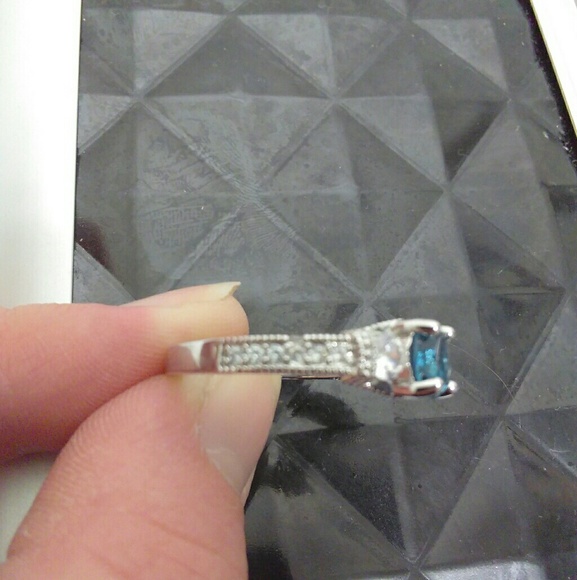 Ring with missing border - Picture 2 of 2